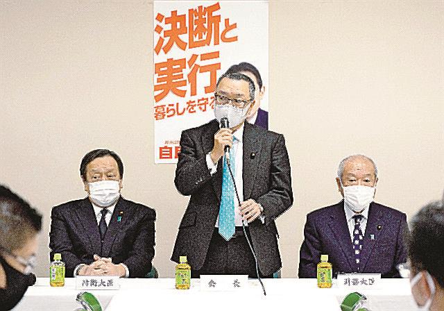 自民党税制調査会の非公式の幹部会合であいさつする宮沢洋一会長。左は浜田防衛相、右は鈴木財務相＝１４日午前、東京・永田町の党本部