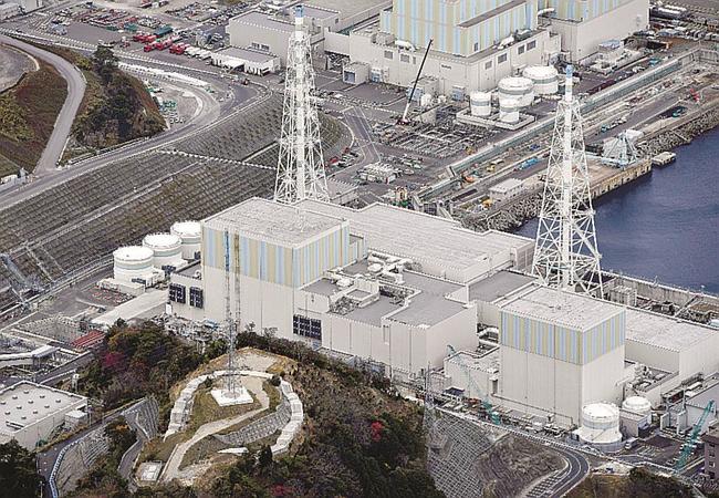 中国電力が再稼働を目指す島根原発２号機（左）。右は廃炉作業中の１号機＝松江市鹿島町片句