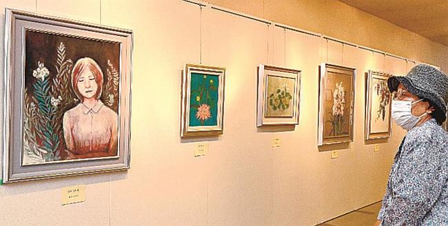 日本画を鑑賞する来場者=松江市東朝日町、中国電力ふれあいホール