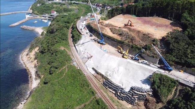 復旧作業が進む出雲市多伎町の地滑り現場＝２１日（松江国道事務所提供）