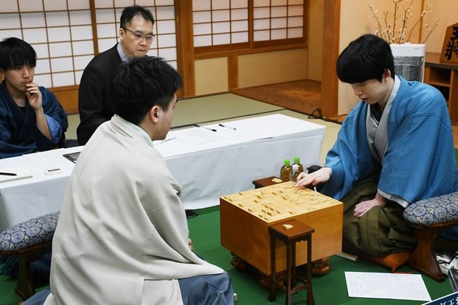 第３局に勝利し感想戦で手順を振り返る藤井聡太王将（右）＝大田市三瓶町、国民宿舎さんべ荘