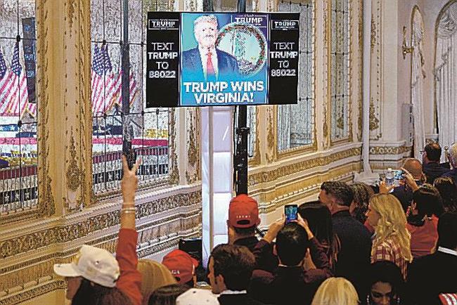 ５日、米フロリダ州にあるトランプ前大統領の私邸マールアラーゴで予備選の結果を見守る支持者（ＡＰ＝共同）