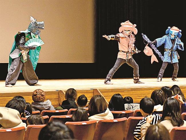 クリスマスこども大会でコミカルな寸劇を披露する神話舞隊カミアリージャー＝松江市殿町、島根県民会館