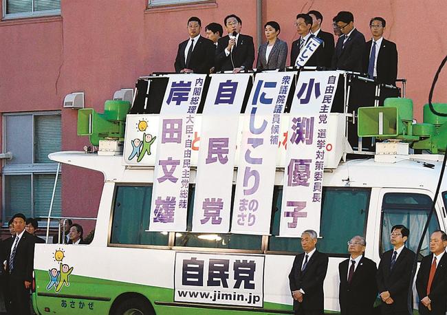 衆院島根１区補選で、錦織功政氏の応援に駆け付けた自民党本部と県連の幹部ら。次期衆院選の候補者選びに注目が集まる＝４月２７日、松江市内