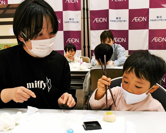 茶菓子づくりに挑戦する親子たち＝松江市東朝日町、イオン松江ショッピングセンター