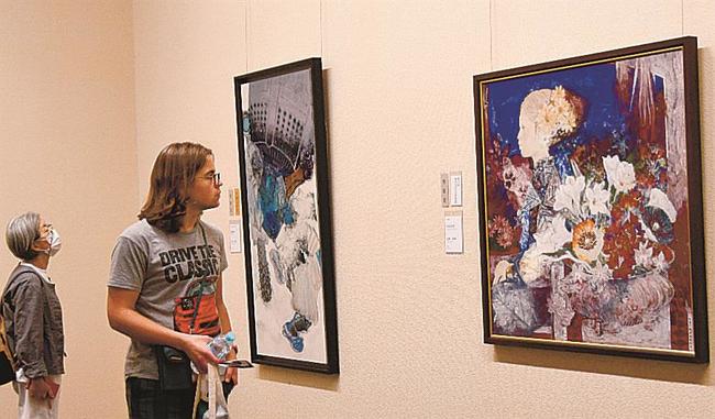 足立美術館賞に選ばれた「窓辺の冬」を鑑賞する来館者＝安来市古川町、足立美術館