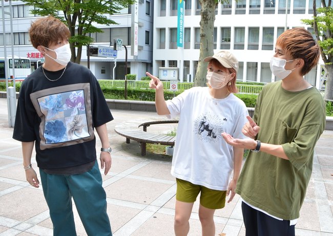 ＪＲ松江駅前でイベントに向けて打ち合わせする団体メンバー＝松江市朝日町