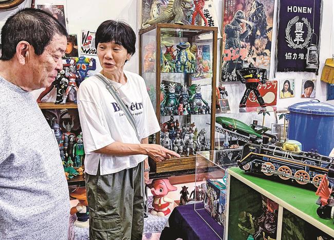 昭和レトロな品々を見る来場者＝松江市玉湯町玉造、出雲玉作資料館