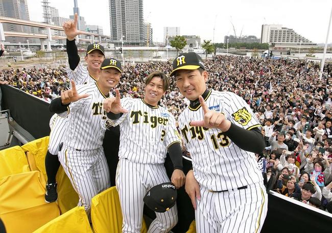 阪神の優勝パレードで岩崎優投手（右）らと記念写真に納まる糸原健斗選手（左）＝２３日、神戸市（代表撮影）