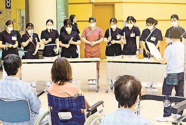 トーンチャイムを演奏する看護師＝松江市乃白町、松江市立病院