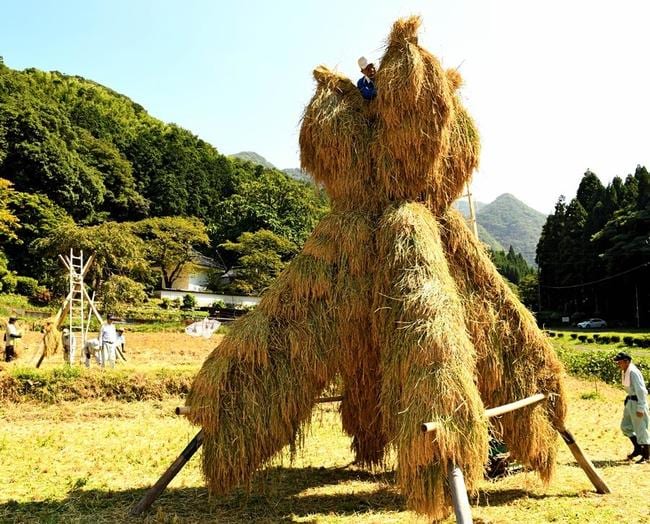 ヨズクハデを製作する西田ヨズクハデ保存会のメンバー＝大田市温泉津町西田