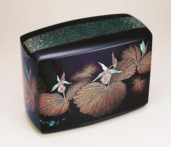 【７０回記念賞?漆芸】
蒔絵箱（まきえばこ）「木洩日（こもれび）の熊谷草（くまがいそう）」・鬼平慶司
