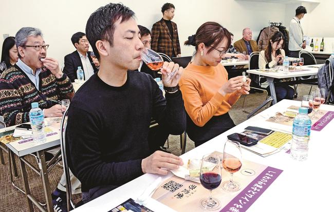 島根の和菓子とワインを楽しむイベントの参加者たち=東京・銀座、松屋銀座別館