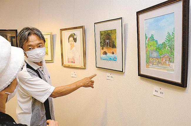会場で水彩画の魅力を話す槙野良樹さん（奥）＝出雲市西平田町、ぎゃらりーＨａｎｄ＆Ｈａｎｄ