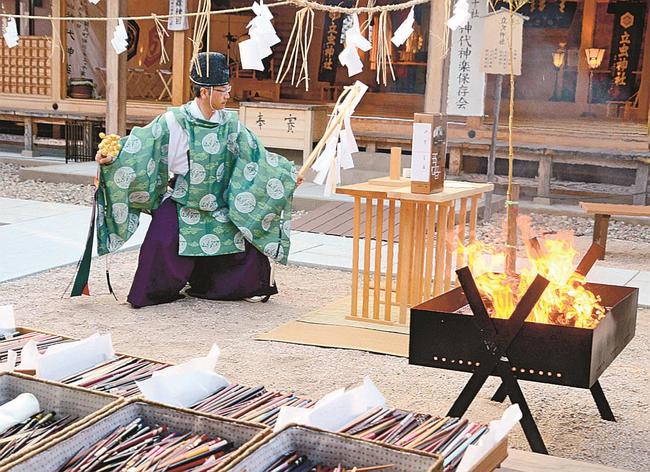 箸が供えられた斎場で「清米」を舞う錦田剛志宮司＝出雲市斐川町併川、万九千神社