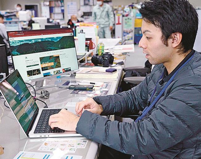 大人の山留学１期生の佐藤悠さん＝島根県美郷町粕渕、町役場