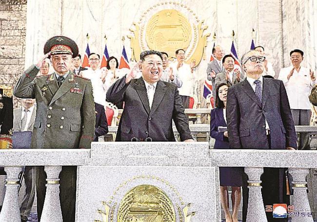 軍事パレードに臨む金正恩朝鮮労働党総書記（中央）。左はショイグ国防相、右は李鴻忠・共産党政治局員＝平壌（朝鮮中央通信＝共同）