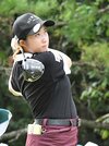 フルスイングで行方を追う＝2日、大山平原ゴルフクラブ