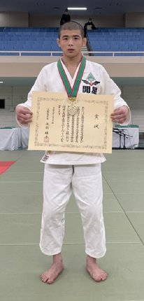男子６０キロ級で優勝した田窪剛共＝日本武道館