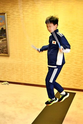 縄跳びの技を披露する中原翔さん＝米子市加茂町１丁目、市役所