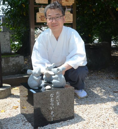 ネズミの石像が増え、神社のにぎわいを喜ぶ錦田剛志宮司＝出雲市斐川町併川、万九千神社