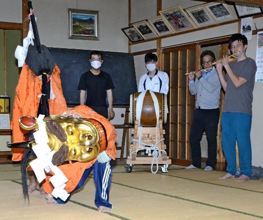 フェスタに向けて練習に励む「秋里伝統文化を保存する会」のメンバー=鳥取市秋里、秋里公民館