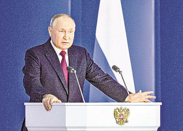 ２１日、モスクワで連邦議会に対する年次報告演説を行うロシアのプーチン大統領（タス＝共同）