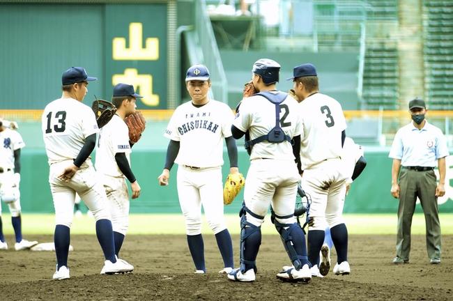 【弘前学院聖愛―石見智翠館】９回のピンチでマウンドに集まる石見智翠館ナイン＝甲子園