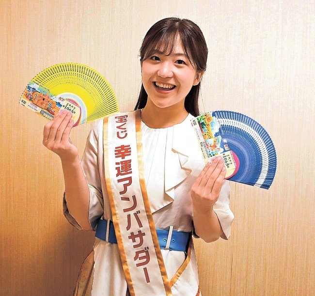 「サマージャンボ宝くじ」をＰＲする並川佳都さん＝松江市殿町、山陰中央新報社