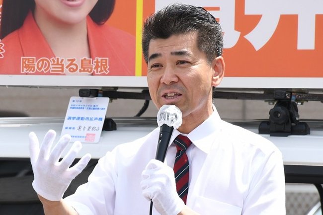 亀井亜紀子氏の応援に駆け付けた泉健太代表＝松江市末次町、松江市役所