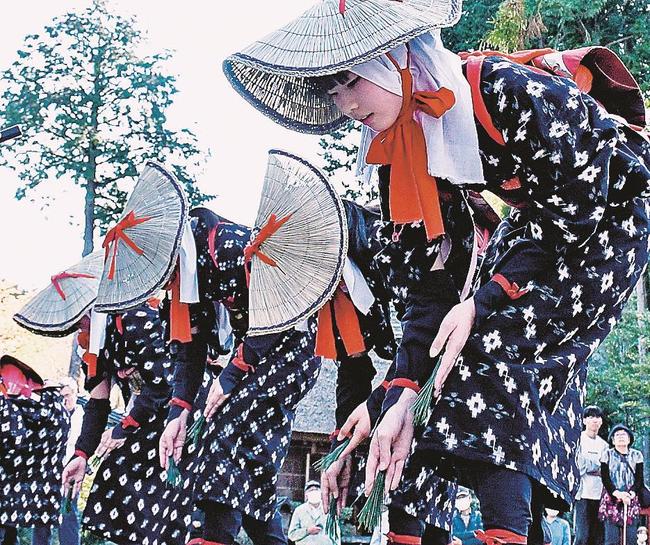 踊りを奉納する早乙女たち＝松江市八雲町熊野、熊野大社