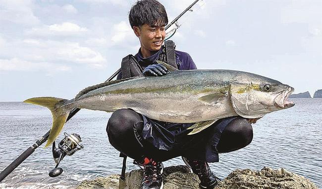 大物のヒラマサを釣り上げた松井来斗さん＝９月１７日、島根県隠岐の島町飯美（松井来斗さん提供）