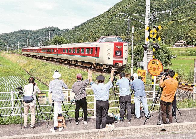 ３８１系最後の定期運用となった特急やくも１号を見送る鉄道ファンら＝鳥取県日野町下榎