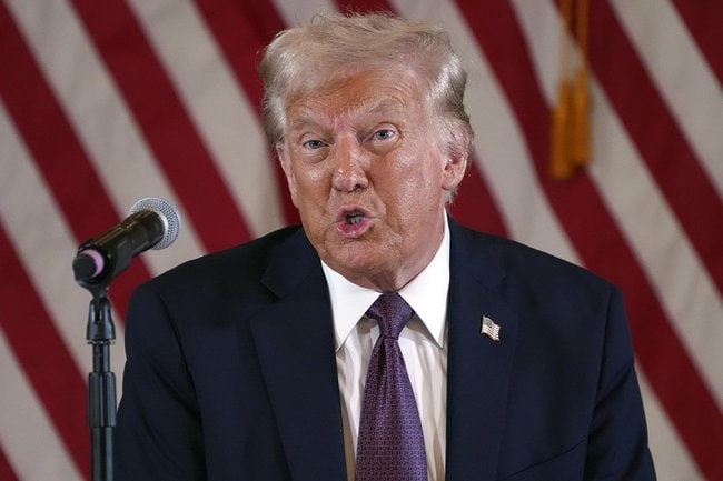 会合で発言するトランプ次期米大統領＝９日、フロリダ州パームビーチ（ＡＰ＝共同）