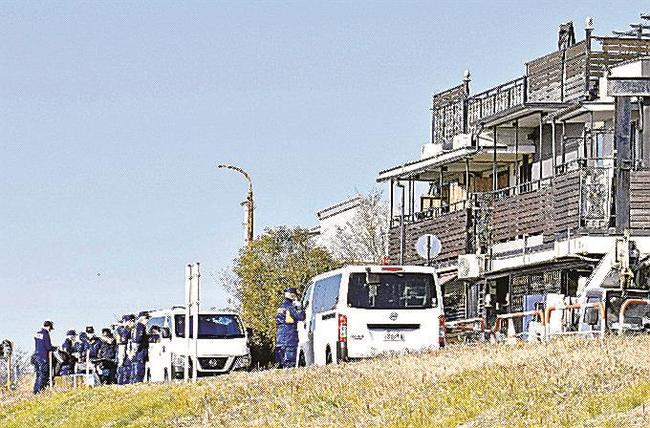 強盗殺人事件の現場となった住宅近くに集まる捜査員ら＝１月、東京都狛江市