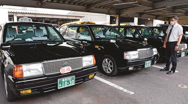 利用客減少などにより車庫で停車しているタクシー＝鳥取市古海、日ノ丸ハイヤー