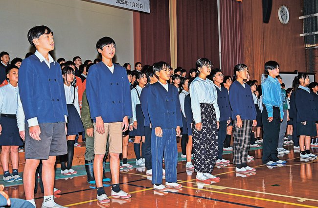 韓国・守山初等学校との姉妹校交流20周年を祝って合唱する児童=安来市宮内町、社日小学校