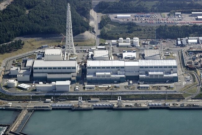 新潟県の東京電力柏崎刈羽原発の（左から）５、６、７号機＝７日（共同通信社機から）