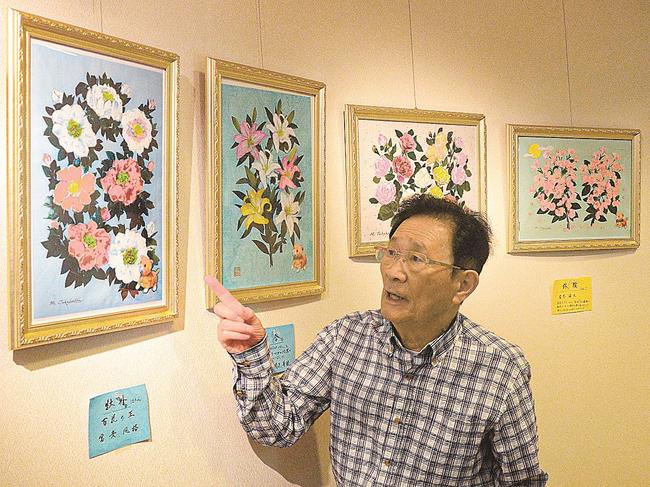 手掛けた作品を紹介する高橋光彰さん＝出雲市西平田町、ぎゃらりーＨａｎｄ＆Ｈａｎｄ