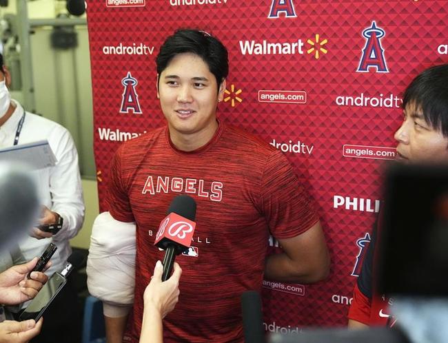 試合後、取材に応じるエンゼルスの大谷翔平選手＝５日、オークランド（共同）