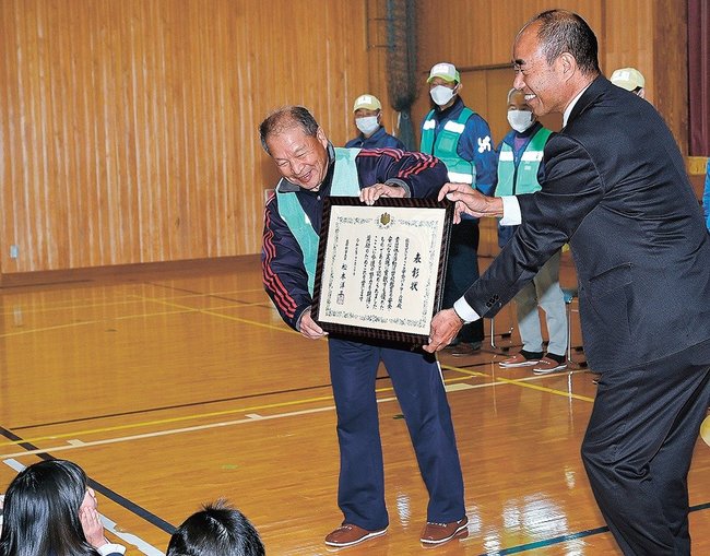 越野浩一校長(右端)と表彰状を児童に見せる高見将訓代表=安来市宮内町、社日小学校