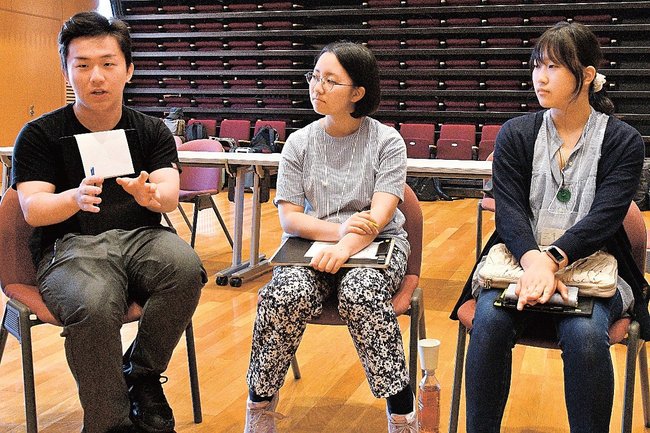 地域医療の課題解決の糸口を話す高校生たち＝江津市江津町、パレットごうつ