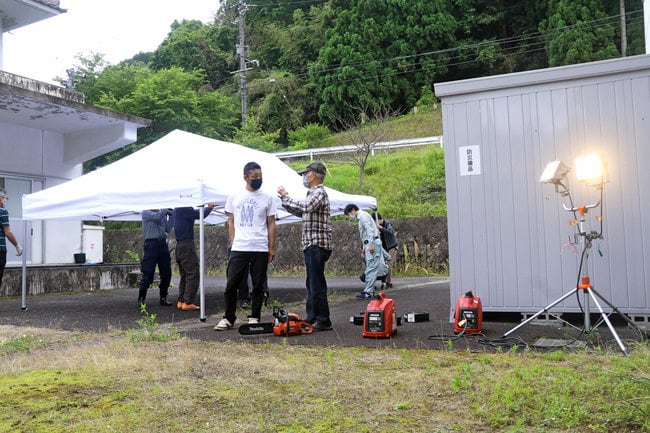 ２０２１年７月の豪雨災害の経験を踏まえ、避難時の対応を確認する飯石地区の住民ら＝雲南市三刀屋町多久和