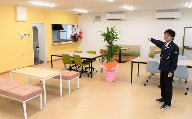 誰でも利用できるコワーキングスペースを紹介する町の関係者＝鳥取県江府町武庫、なないろサロン