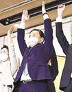 ＜７＞島根県知事選で再選を決め、万歳する丸山達也氏＝４月９日、松江市内
