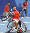 男子ダブルス２回戦　プレーする荒井（奧）、三木組＝有明テニスの森公園