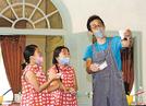 手の形に固まった石こう作品をワークショップに参加した小学生に見せる福井一尊さん（右）＝松江市殿町、興雲閣