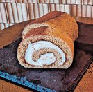 
          
鳥取県内の事業者とコラボして企画開発した「コーヒーロールケーキ」
        