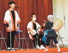 どじょうすくい踊りを披露する出演者＝安来市安来町、安来中央交流センター