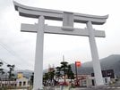 小林徳一郎が寄進した出雲大社の大鳥居＝出雲市大社町杵築南